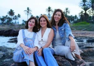 Tres amigas disfrutando de la costa de Torrevieja durante una experiencia local al atardecer
