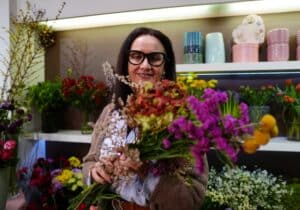 Florista preparando un arreglo floral en un taller creativo de flores