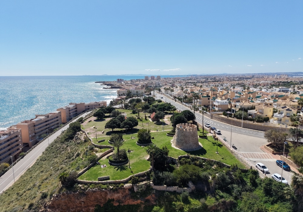 Vista aérea de la Torre del Moro y la costa de Torrevieja en la Costa Blanca
