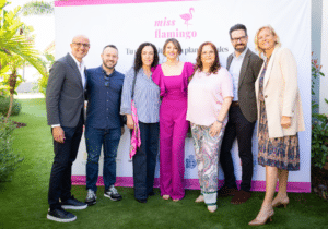 Grupo de asistentes posando en el photocall del lanzamiento de Miss Flamingo en Torrevieja