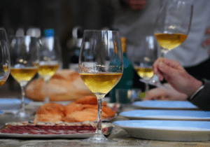Copas de vino blanco servidas durante la cata y maridaje en La Mata