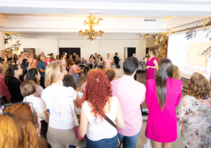 El público escuchando la presentación del evento de lanzamiento de Miss Flamingo