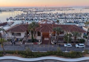Vista aérea del puerto del Real Club Náutico de Torrevieja al amanecer