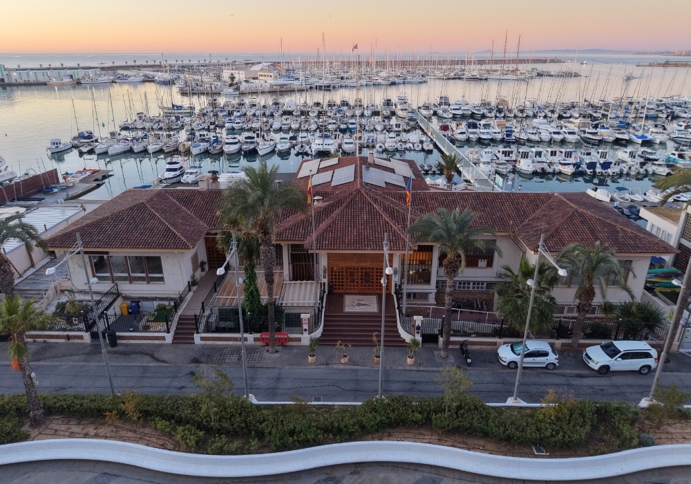 Vista aérea del puerto del Real Club Náutico de Torrevieja al amanecer