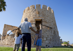 Familia descubriendo la Torre del Moro durante una visita interactiva en Torrevieja