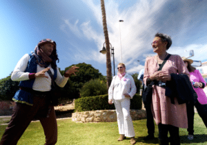 Pirata interactuando con los participantes durante la visita a la Torre del Moro