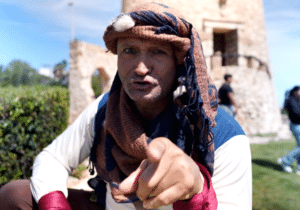 Pirata durante la visita teatralizada en la Torre del Moro de Torrevieja