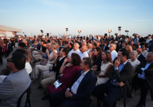 Público asistente a la inauguración de Paseo del Mar en el puerto de Torrevieja