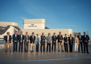 Autoridades y representantes durante la inauguración de Paseo del Mar en Torrevieja