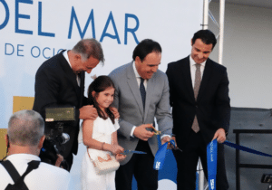 Corte de cinta durante la inauguración oficial de Paseo del Mar en Torrevieja