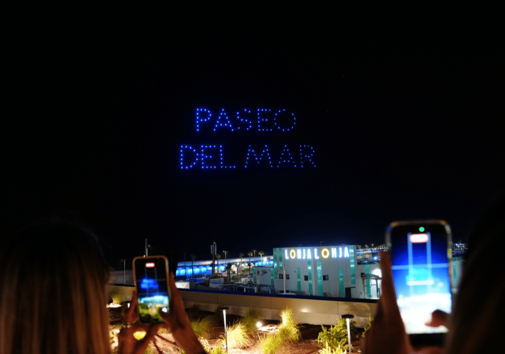 Show de drones con el nombre Paseo del Mar durante la inauguración en Torrevieja