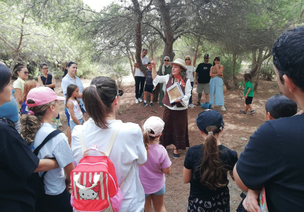 Pepa, the matera explaining to the group during the visit of La salada historia de las Lagunas